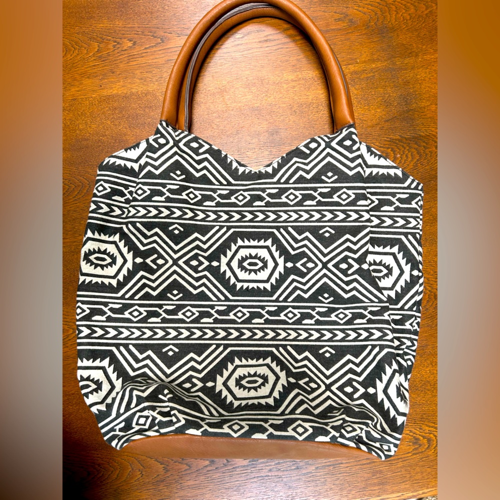 Bueno Hobo Blk/wt Aztec Indian design lite weight canvas w/thick 9”drop handles.